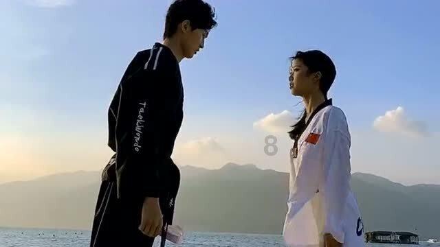 浇花的漂亮女孩